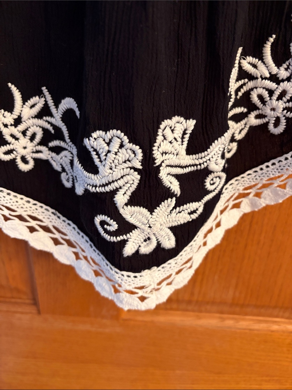 NWT Maurice’s Black Embroidered Handkerchief Hem Tank Top -Size M - Picture 3 of 5